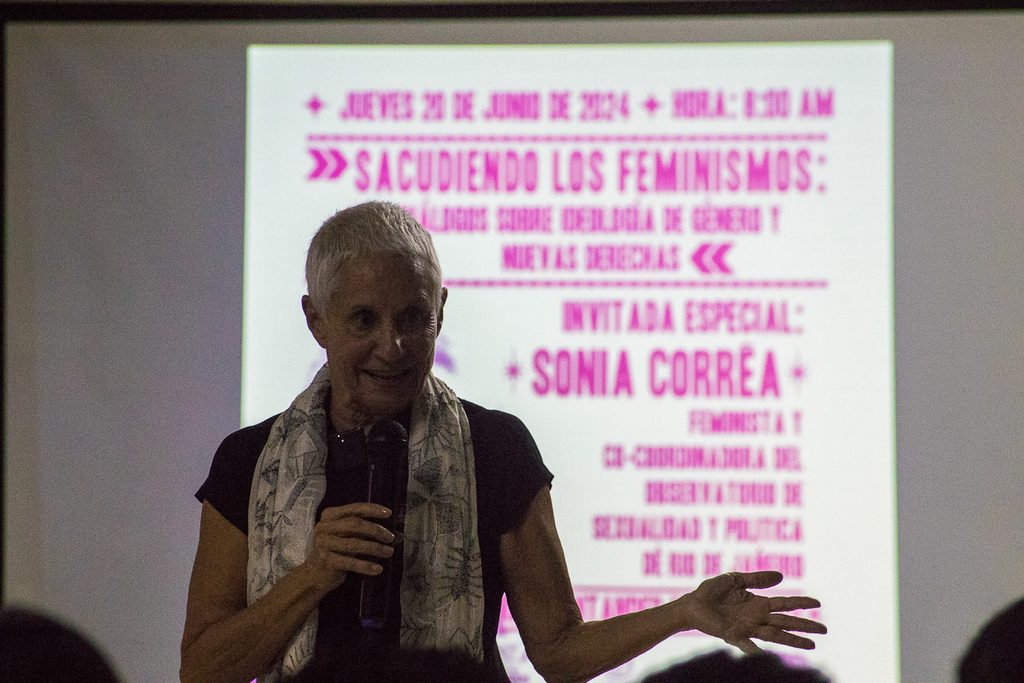 Pie de foto: Sonia Correa en 2024 en una conferencia en Santander de Quilichao sobre feminismos y extremas derechas.